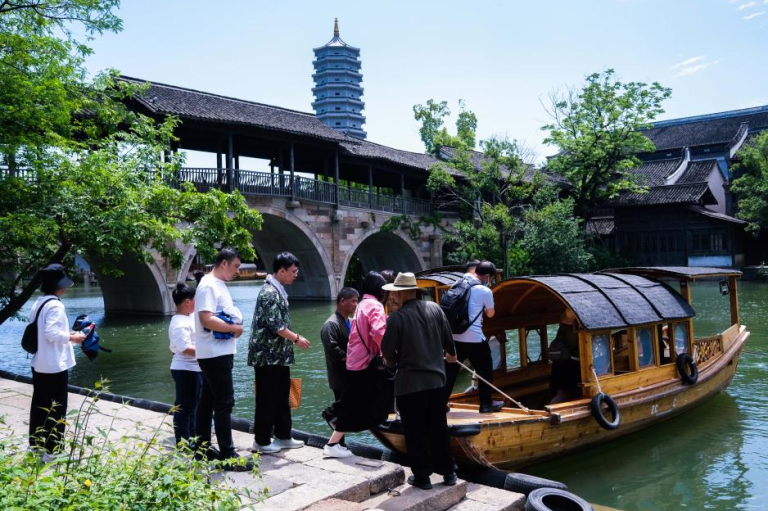 Tourists get on a boat at Puyuan Fashion Resort in Puyuan Town of Tongxiang City, east China’s Zhejiang Province Tourists get on a boat at Puyuan Fashion Resort in Puyuan Town of Tongxiang City, east China’s Zhejiang Province