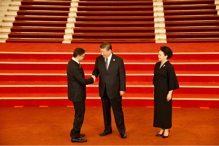 Beijing: Chinese President Xi Jinping and First Lady, Madame Peng Liyuan welcomed Caretaker Prime Minister Anwaar-ul-Haq Kakar upon his arrival at Great Hall of the People to attend the banquet hosted by President Xi Jinping in honor of the leaders of the countries participating in the 3rd Belt and Road Forum, here on Tuesday